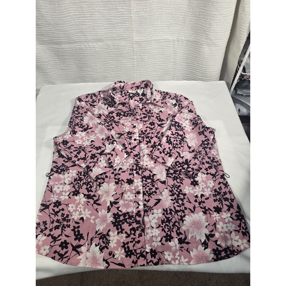 Covington women's blouse features a vibrant  botanical floralFeminine 3/4Sleeve